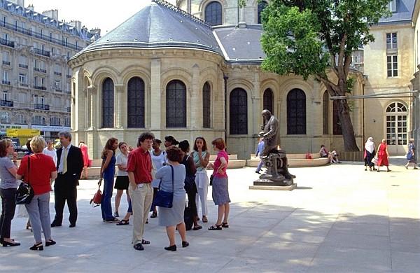 Public et auditeurs a l'entree du Musee des arts et metiers Public et auditeurs a l'entree du Musee des arts et metiers