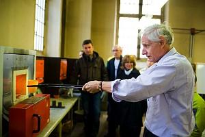Travaux pratiques en M�tallurgie avec le professeur G�rard Ferri�re   coul�e d'un alliage aluminium-silicium. 