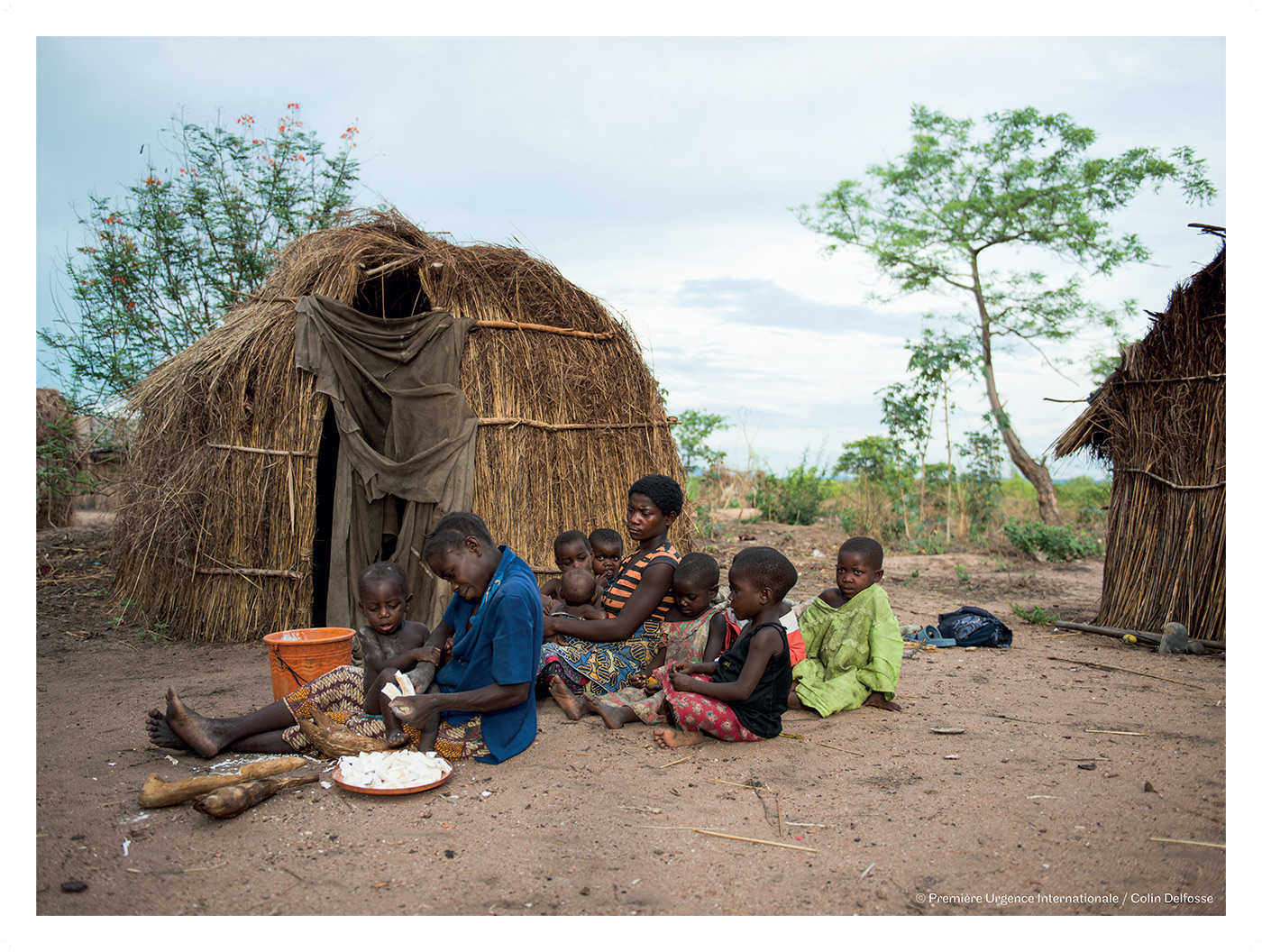 Mpyana – Une femme prépare les tubercules de manioc pour le repas du soir.