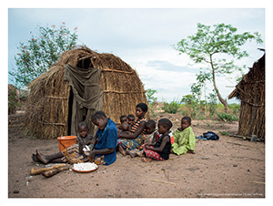 Mpyana – Une femme prépare les tubercules de manioc pour le repas du soir.