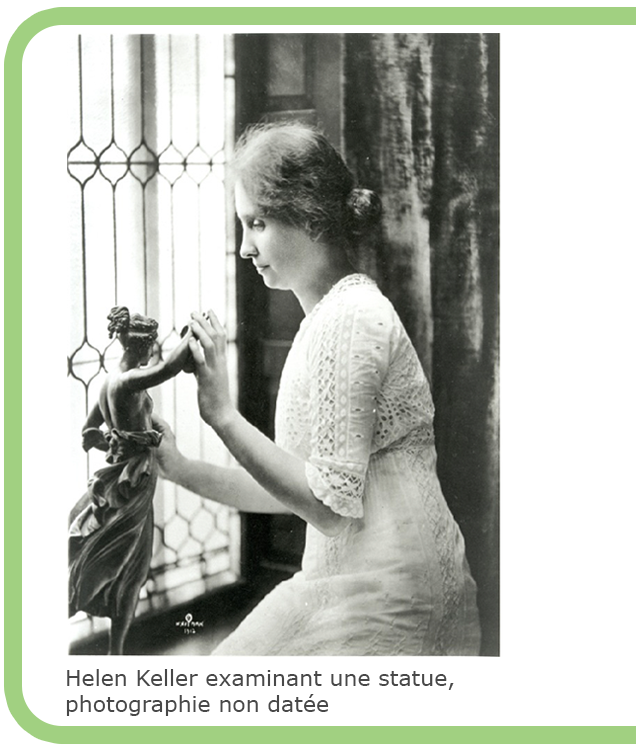 Helen Keller examinant une statue, photographie non datée