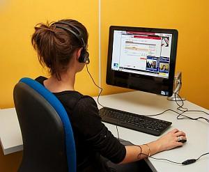 Séance de conseil-information Ã&nbsp; partir d'une borne de visio-conseil Au CRA-Cnam d'Aquitaine. 